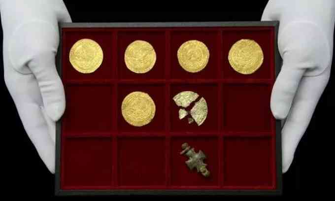 Ví 700 năm tuổi chứa tiền xu bằng vàng