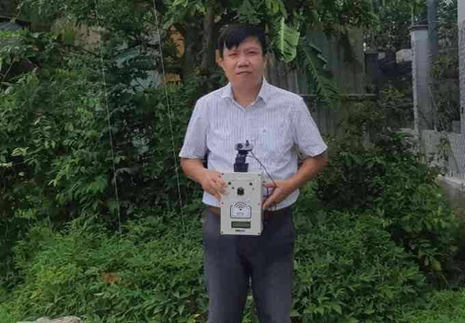 Thầy giáo làm thiết bị điểm danh trong trường học