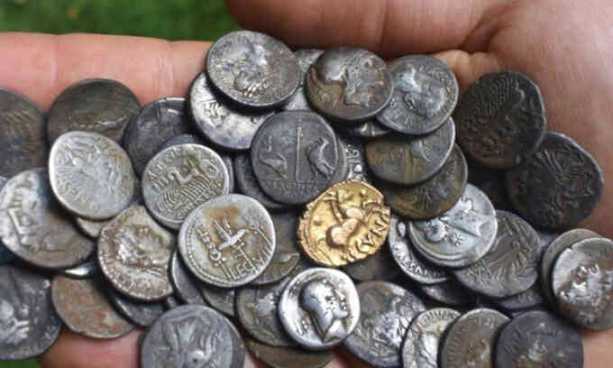 Thợ dò kim loại phát hiện 748 đồng vàng và bạc