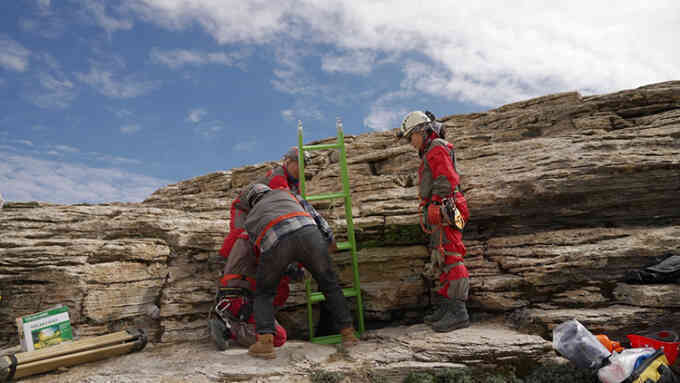 Phát hiện 100 bộ xương người trong cụm hang động cao 5.000 m