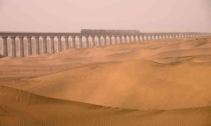 Trung Quốc vận hành đường sắt dài 2.712 km bao quanh sa mạc