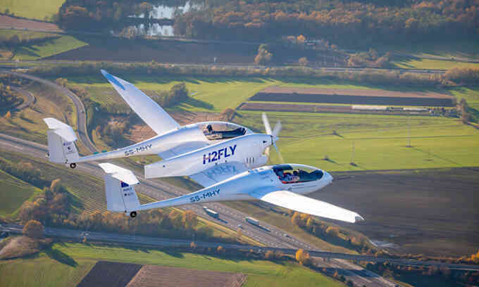 Máy bay hydro lập kỷ lục bay cao 2.203 m