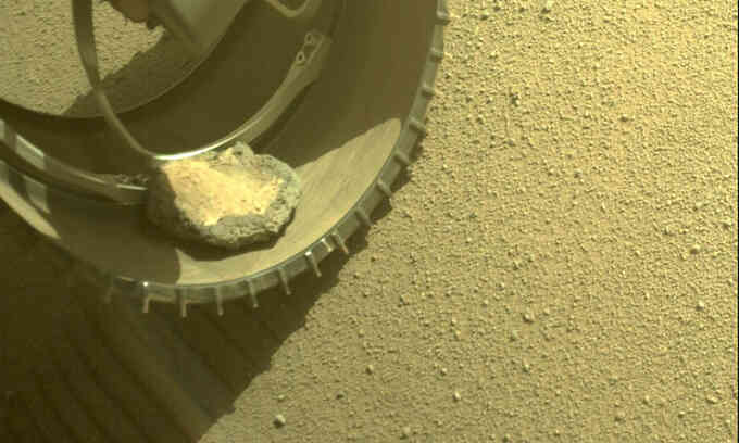 Tảng đá kẹt trong robot thăm dò sao Hỏa suốt 4 tháng