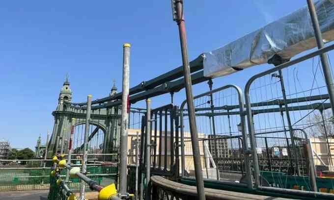 Anh bọc cầu 135 tuổi bằng giấy bạc để chống nóng