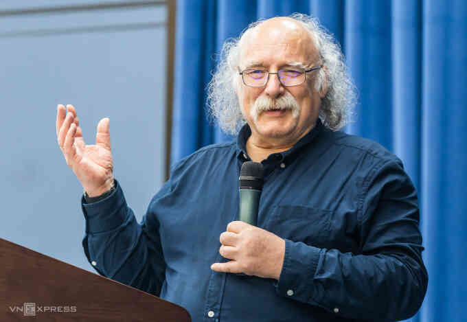 Giáo sư Nobel Vật lý bày cách cho sinh viên Việt làm nghiên cứu
