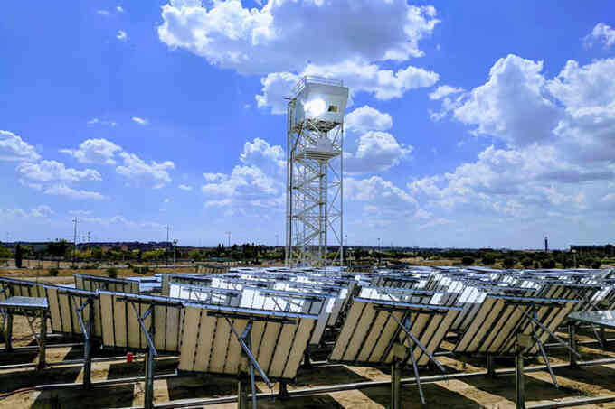 Tháp nhiệt mặt trời biến CO2 và nước thành nhiên liệu