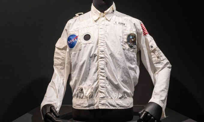 Áo phi hành gia Apollo 11 bán đấu giá gần 2,8 triệu USD