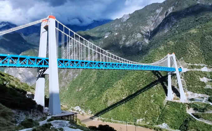 Hầm đường sắt 9 km xuyên núi bị ép nhỏ