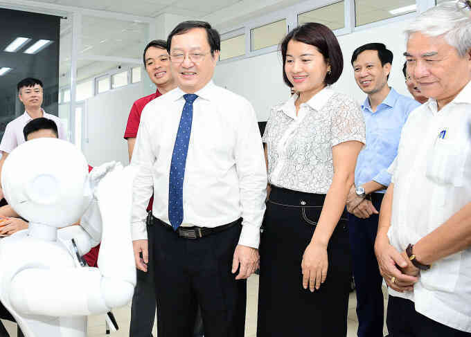 Bộ trưởng Huỳnh Thành Đạt: 