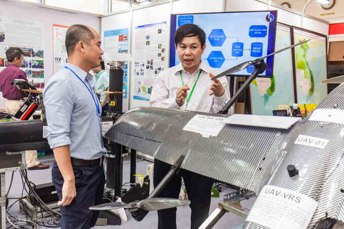 Người Việt làm thiết bị bay bầy đàn thu dữ liệu lập bản đồ