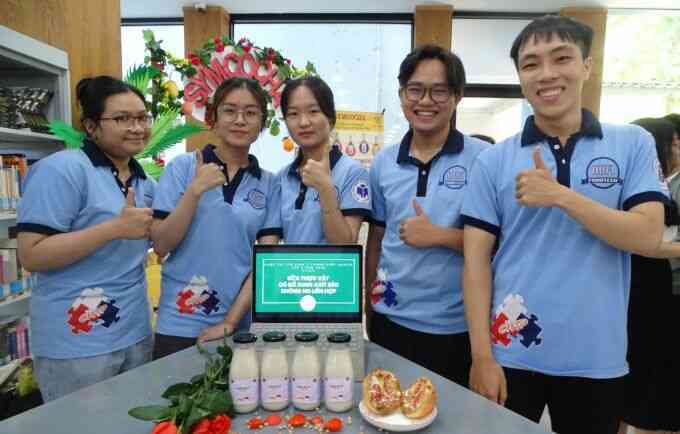 Sinh viên làm sữa thực vật từ bã đậu nành và hạt lựu