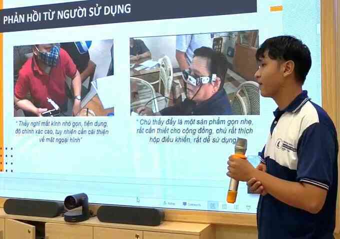 Sinh viên làm mắt kính hỗ trợ đọc sách cho người mù