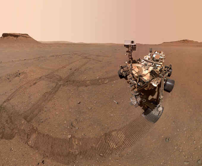 Robot NASA chụp selfie với kho mẫu vật ngoài hành tinh