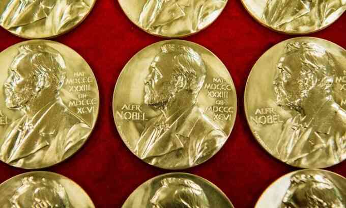 Quy tắc trao thưởng 3 người của giải Nobel gây tranh cãi