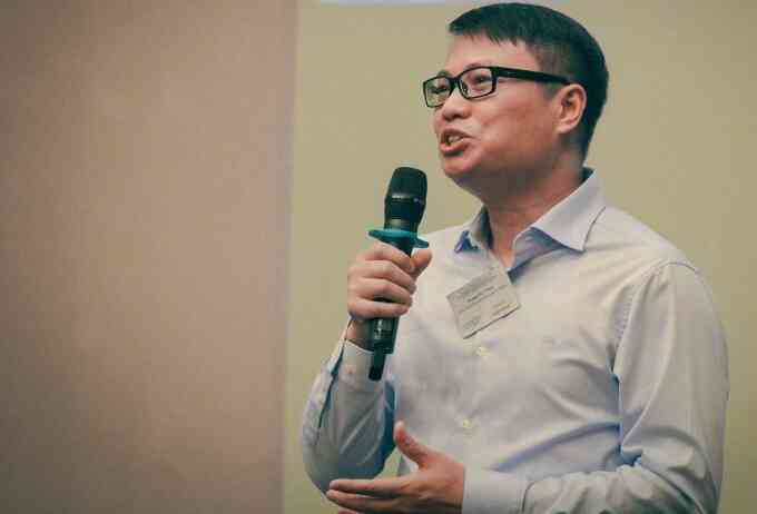 Nhà khoa học thảo luận về phân cực bụi vũ trụ
