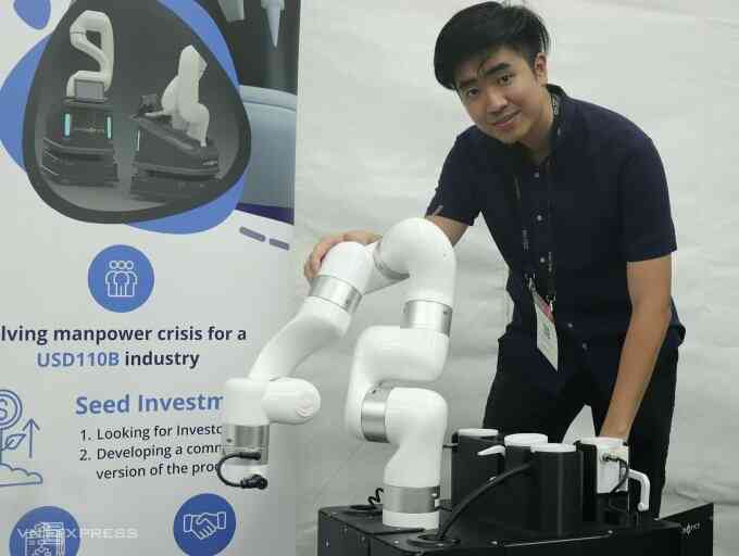 Kỹ sư Việt làm robot dọn vệ sinh khởi nghiệp ở Singapore