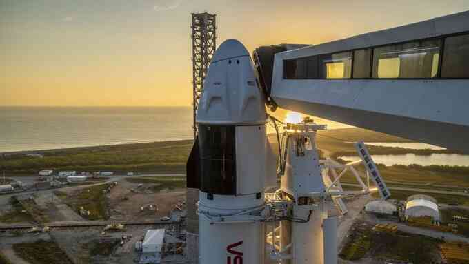 Hôm nay, phi hành đoàn NASA rời Trái Đất bằng hệ thống phóng của SpaceX - 1