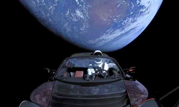 Xe điện của Elon Musk sau 5 năm bay vào vũ trụ