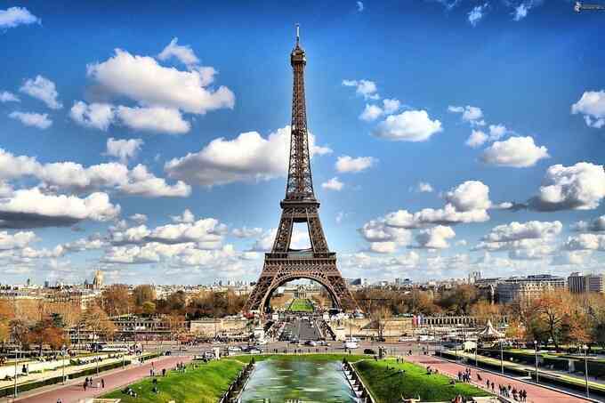 Sự giãn nở vì nhiệt của chất rắn khiến tháp Eiffel cao hơn vào mùa hè (Ảnh: Pexels).