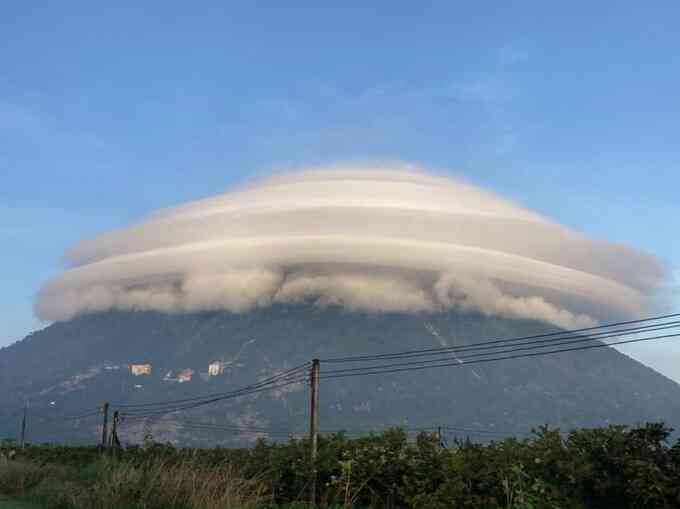 Hình ảnh đám mây thấu kính xuất hiện trên đỉnh núi Bà Đen (Tây Ninh) vào tháng 11/2022 (Ảnh: Đỗ Vinh Quan).