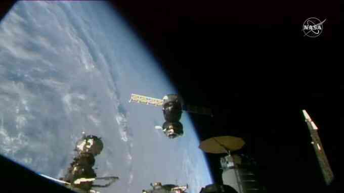 Tàu Soyuz MS-22 trở về Trái Đất an toàn dù bị rò rỉ nghiêm trọng - 3