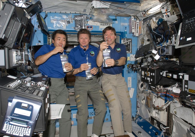 NASA tái chế nước tiểu và mồ hôi của phi hành gia thế nào?