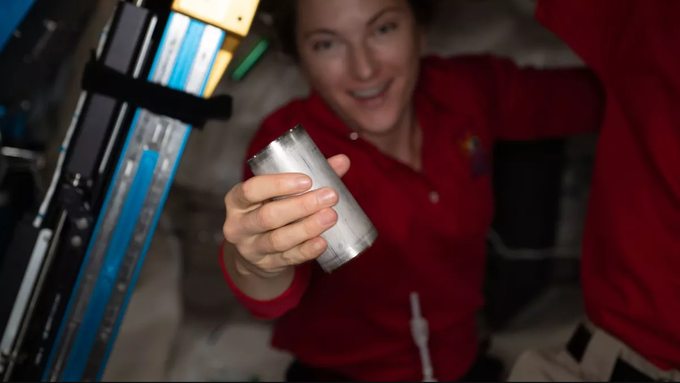 NASA tái chế nước tiểu và mồ hôi của phi hành gia thế nào? - 2
