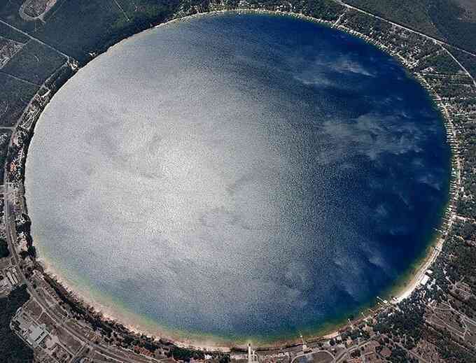 Khám phá bí ẩn phía sau hồ tự nhiên tròn nhất thế giới