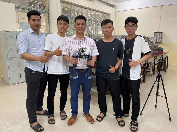 Tiến sĩ làm robot hai bánh tự cân bằng khi thay đổi độ cao