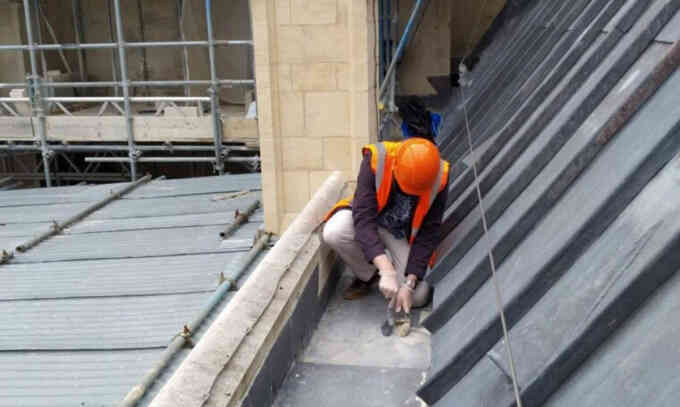 Nhà khoa học trèo lên mái nhà thờ gom bụi vũ trụ