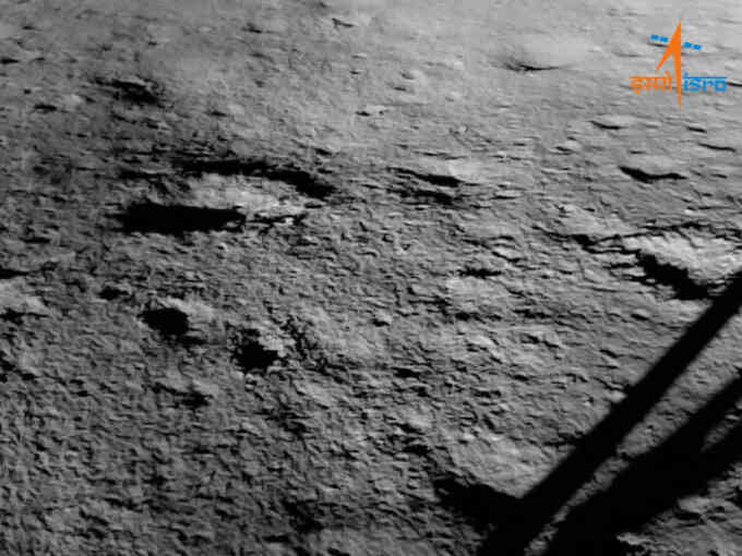 Ấn Độ công bố bức ảnh đầu tiên về bề mặt Mặt Trăng