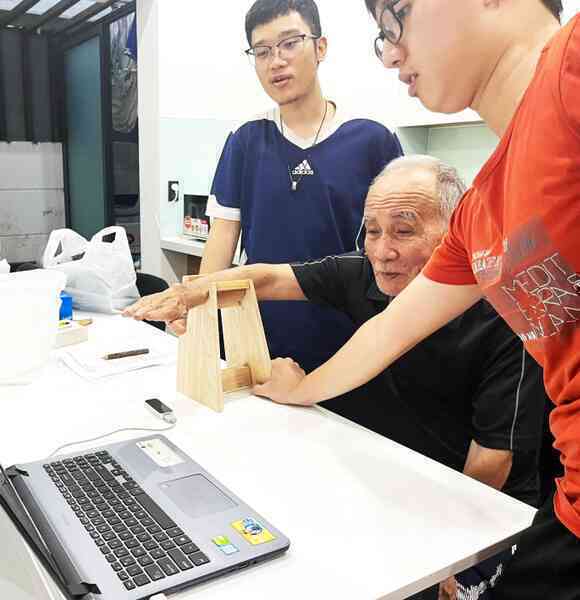 Sinh viên bách khoa TP HCM làm trò chơi phục hồi chức năng tay