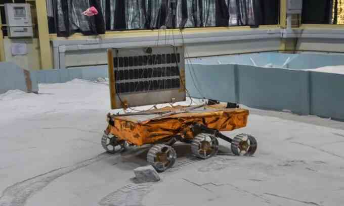 Robot Ấn Độ phát hiện nhiều nguyên tố ở cực nam Mặt Trăng