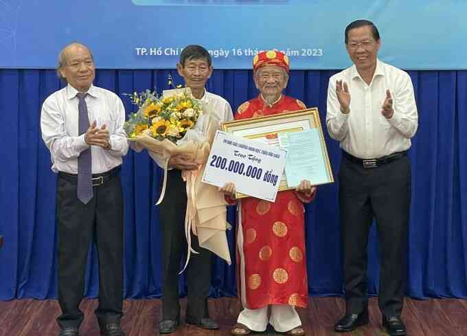 Nhà nghiên cứu 103 tuổi đoạt giải khoa học Trần Văn Giàu