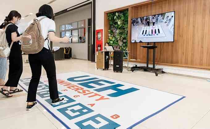 Robot, piano thực tế ảo, hướng dẫn viên AI tại triển lãm AI4VN