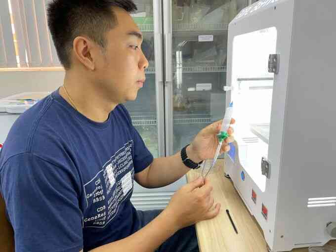 Thạc sĩ tạo khung xương nhân tạo từ vỏ tôm và rong biển