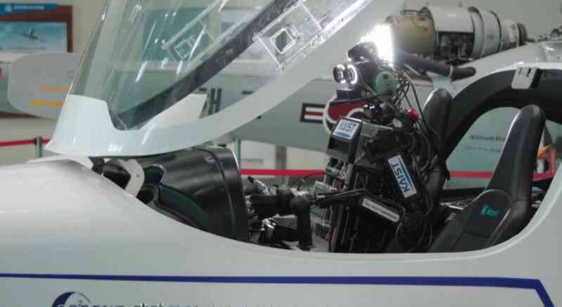Hàn Quốc phát triển robot đầu tiên trên thế giới có khả năng lái máy bay
