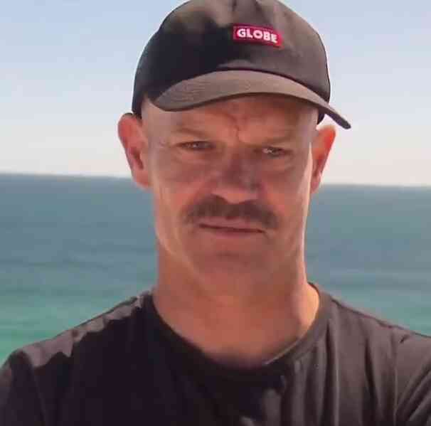 Tim Philip, người đã liều mình lao ra biển để kéo Khai Cowley lên bờ (Ảnh: 7 News).