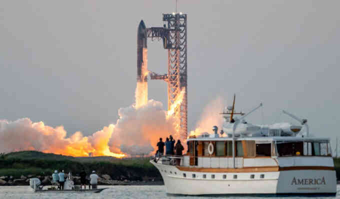 Tên lửa mạnh nhất của SpaceX thu hồi tầng đẩy thành công