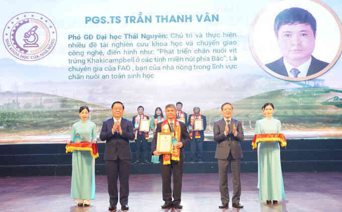 Vinh danh 56 