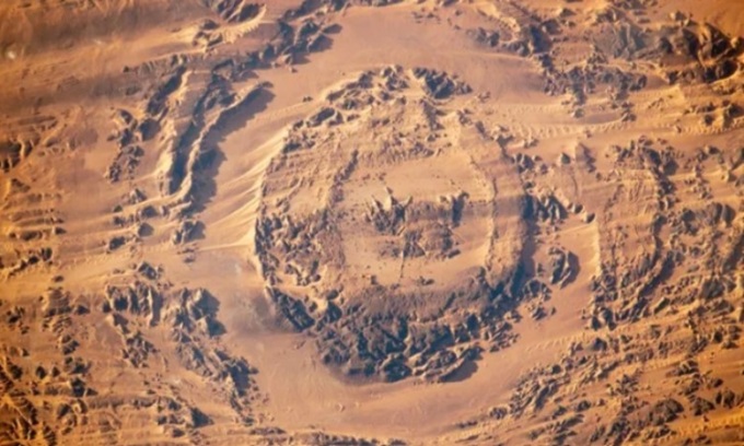 Con mắt khổng lồ do thiên thạch để lại trên sa mạc Sahara