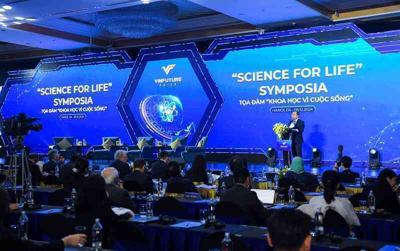 Nhà khoa học VinFuture nghiên cứu dùng AI chế tạo vật liệu nhựa có khả năng tuần hoàn