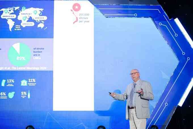 Nhà khoa học VinFuture 2024 giới thiệu các giải pháp chống đột quỵ