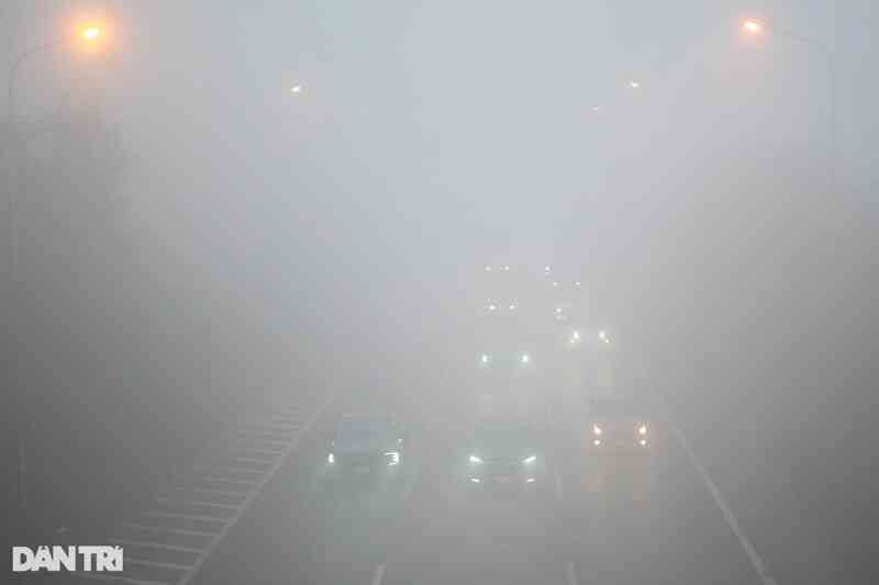 Sương mù bao phủ, chỉ số không khí Hà Nội ở mức đáng báo động