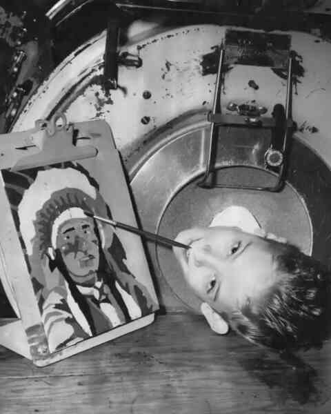 Cậu bé Paul Alexander, 9 tuổi, vẽ tranh bằng miệng khi nằm trong 