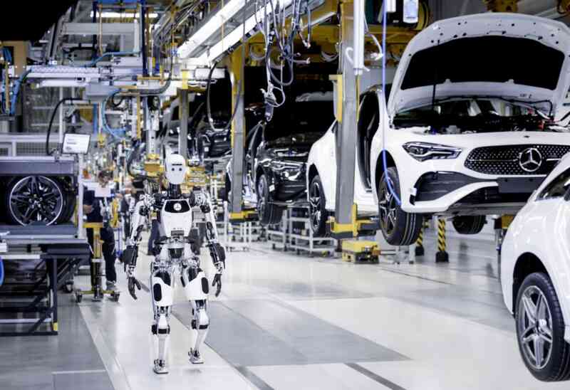 Robot hình người Apollo trong nhà máy sản xuất của Mercedes-Benz (Ảnh: Apptronik).
