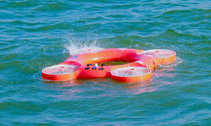 Drone biến thành phao cứu người khi đáp xuống nước