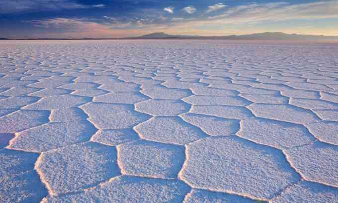 Họa tiết kỳ lạ trên đồng muối lớn nhất thế giới