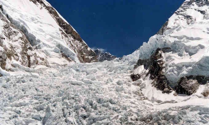 Thác băng chết chóc trên đỉnh Everest đang nguy hiểm hơn