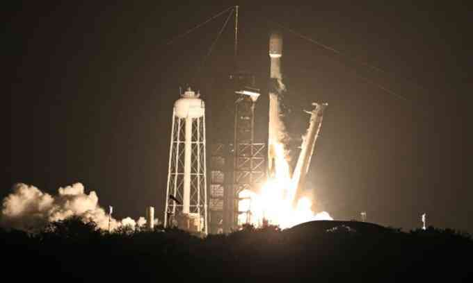 Tên lửa SpaceX chở cùng lúc hai tàu đổ bộ Mặt Trăng